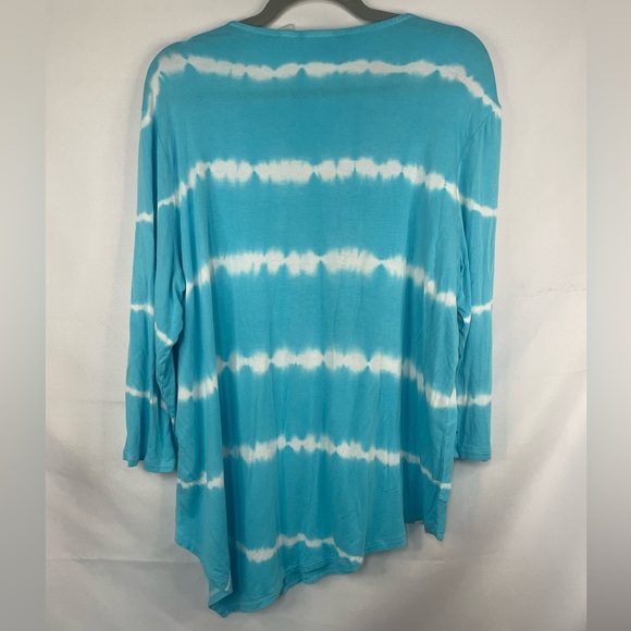 Chicos turquoise tie dye blouse with an a symmetrical hem line. Very stretchy. - Picture 3 of 5